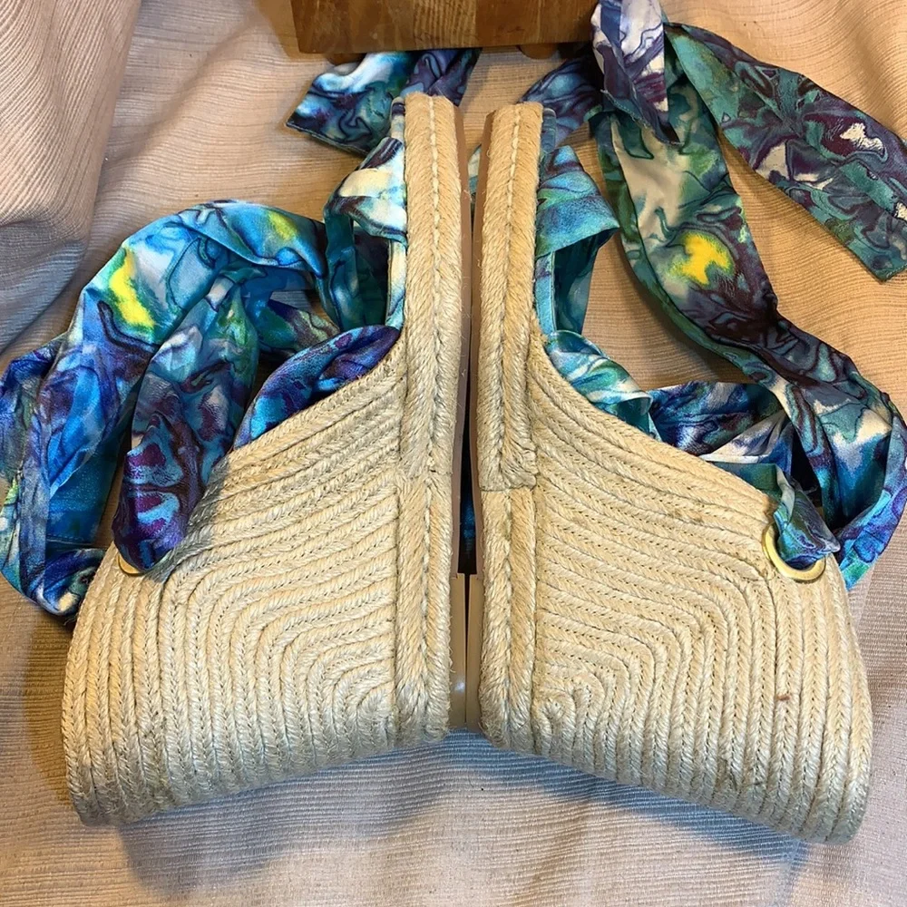 BCBG Generation NWT wedge silky wrap around scarf